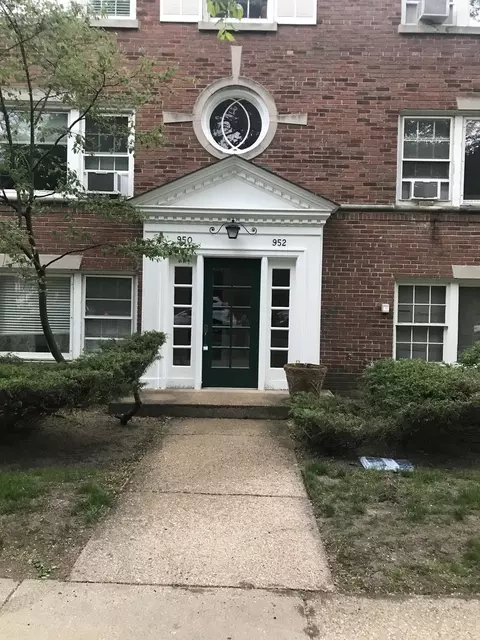 950 Harvard Ter #G, Evanston, IL 60202