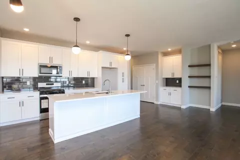 Living - 19 Fedor Cir, Bloomington, IL 61705 photo 2 of 5