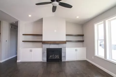 Living - 19 Fedor Cir, Bloomington, IL 61705 photo 4 of 5