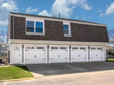 341 Meadow Ct, Vernon Hills, IL 60061