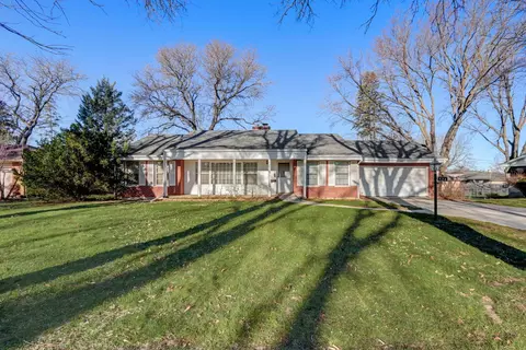 524 N Clifton Ave, Elgin, IL 60123