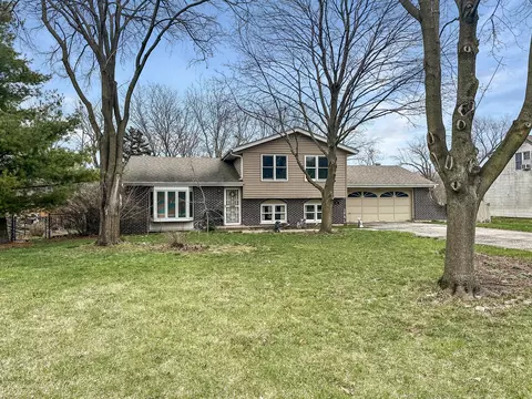 40 Marina Dr, Oswego, IL 60543