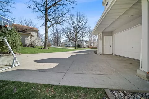 Exterior - 5 Clearbook Ct, Bloomington, IL 61704 photo 6 of 8