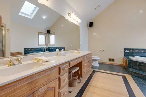 Bath - 1850 Harvard Ln, New Lenox, IL 60451 photo 2 of 5