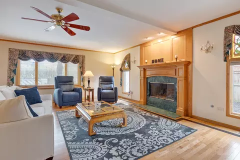 Living - 1850 Harvard Ln, New Lenox, IL 60451 photo 4 of 6