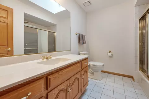 Bath - 1850 Harvard Ln, New Lenox, IL 60451 photo 4 of 5
