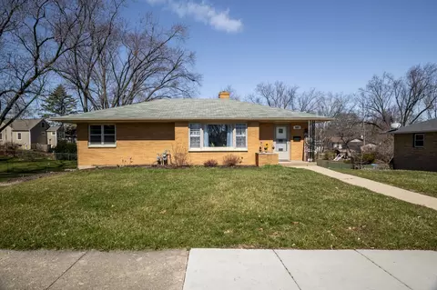 107 E Kimball Ave, Woodstock, IL 60098