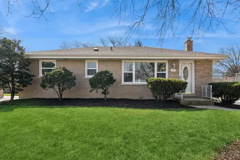 17 W 55th Pl, Westmont, IL 60559