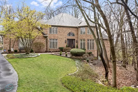 143 Indianwood Ln, Indian Head Park, IL 60525