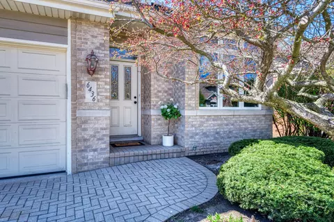 6436 Emerald Ct, Willowbrook, IL 60527