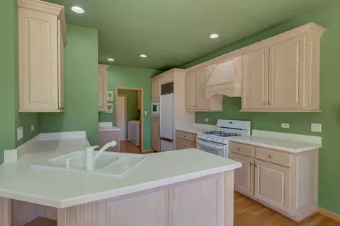 Kitchen - 6436 Emerald Ct, Willowbrook, IL 60527 photo 2 of 6