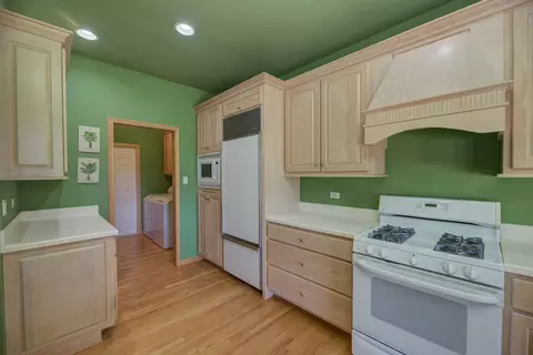 Kitchen - 6436 Emerald Ct, Willowbrook, IL 60527 photo 5 of 6