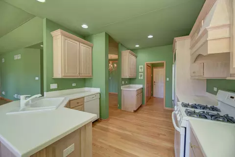 Kitchen - 6436 Emerald Ct, Willowbrook, IL 60527 photo 3 of 6
