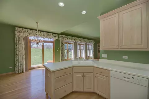 Kitchen - 6436 Emerald Ct, Willowbrook, IL 60527 photo 4 of 6