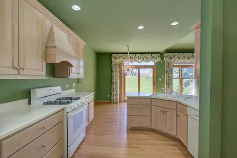Kitchen - 6436 Emerald Ct, Willowbrook, IL 60527 photo 6 of 6