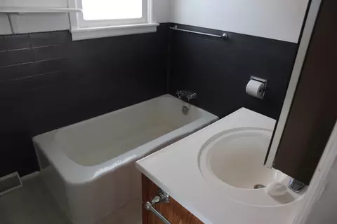 Bath - 203 Eakle Rd, Harmon, IL 61042 photo 1 of 2