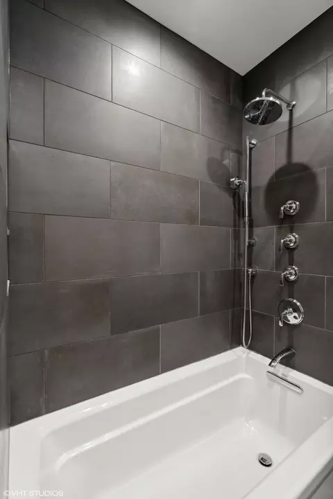 21 Elm St #1C, Chicago, IL 60611 photo 32