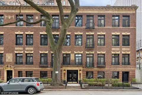 21 Elm St #1C, Chicago, IL 60611