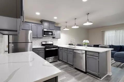 Kitchen - 8050 Daniel Dr, Justice, IL 60458 photo 4 of 5