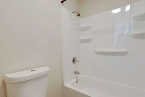 Bath - 8050 Daniel Dr, Justice, IL 60458 photo 3 of 3