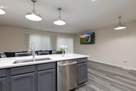 Kitchen - 8050 Daniel Dr, Justice, IL 60458 photo 5 of 5