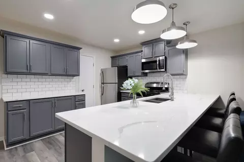 Kitchen - 8050 Daniel Dr, Justice, IL 60458 photo 2 of 5