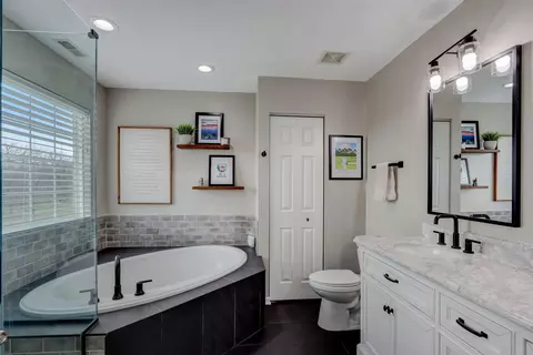 Bath - 2714 Evergreen Cir, Mchenry, IL 60050 photo 2 of 5