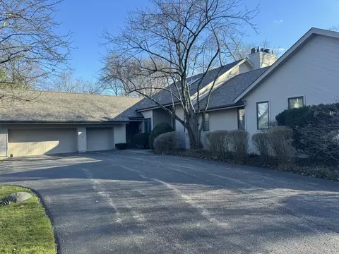 61 Stone Gate Rd, Lake Forest, IL 60045