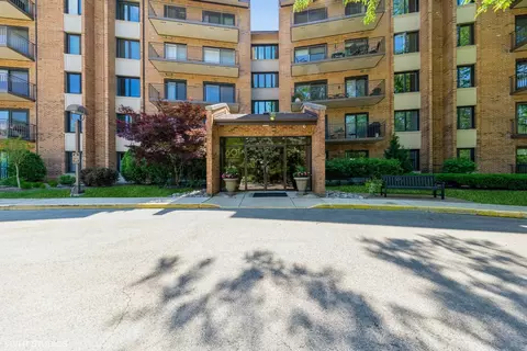 601 Lake Hinsdale Dr #103, Willowbrook, IL 60527