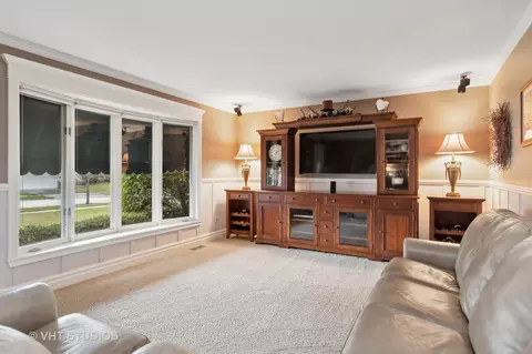 Living - 249 Park Ave, Wheeling, IL 60090 photo 1 of 2