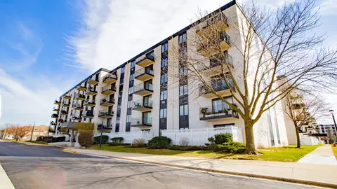 9078 W Heathwood Dr #2F, Niles, IL 60714