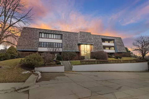 150 Red Top Dr #204, Libertyville, IL 60048
