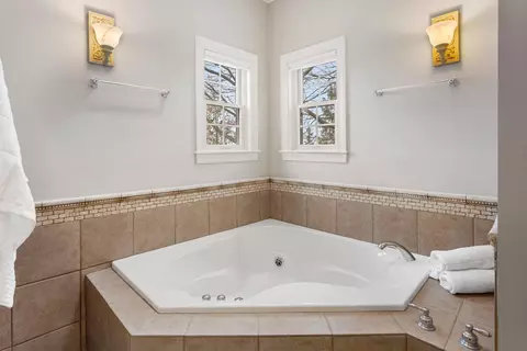 Bath - 2711 Windward Blvd, Champaign, IL 61821 photo 3 of 7