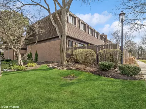1012 Deerfield Rd, Highland Park, IL 60035