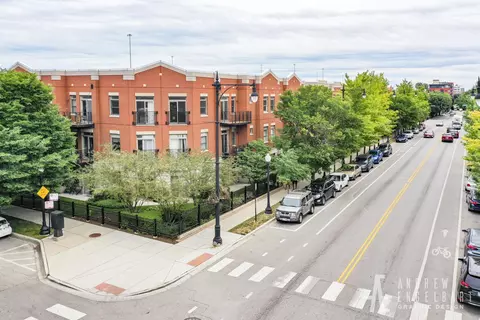 757 W 14th St #1B, Chicago, IL 60607