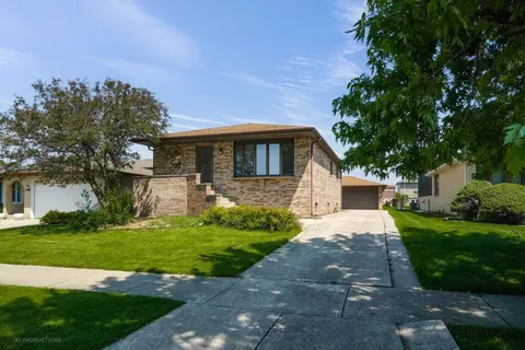 7932 W 80th St, Bridgeview, IL 60455