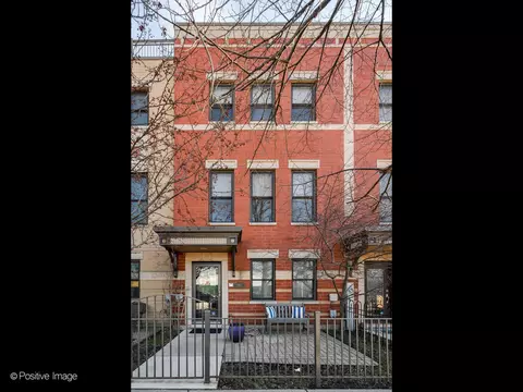 667 W Hobbie St, Chicago, IL 60610