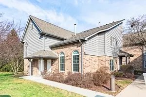 15 Foxcroft Rd #139, Naperville, IL 60565