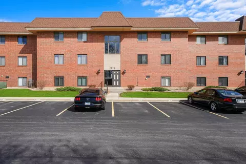 2325 S Main St #2B, Lombard, IL 60148