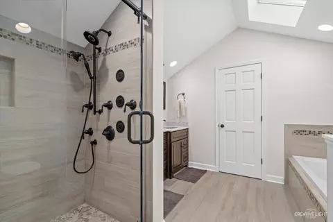 Bath - 2215 Stonegate Ln, Wheaton, IL 60189 photo 2 of 5