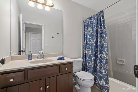 Bath - 2215 Stonegate Ln, Wheaton, IL 60189 photo 4 of 5