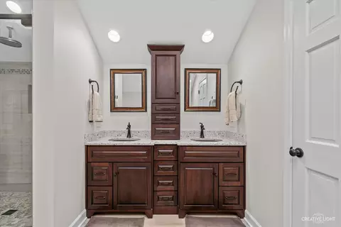 Bath - 2215 Stonegate Ln, Wheaton, IL 60189 photo 3 of 5