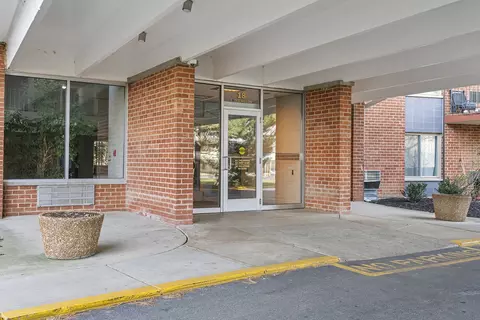 18 E Old Willow Rd #401N, Prospect Heights, IL 60070
