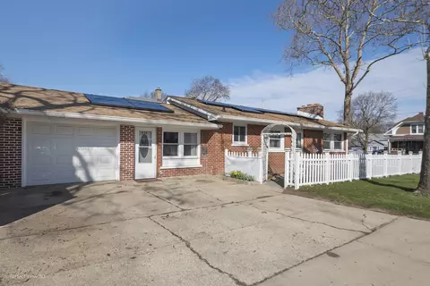 696 Sheridan Ave, Aurora, IL 60505