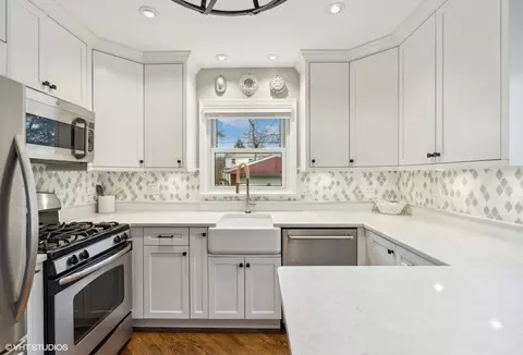 Kitchen - 327 Nora Ave, Glenview, IL 60025 photo 2 of 3