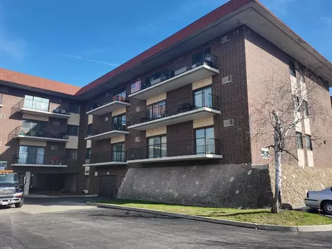 9520 Mayfield Ave #N104, Oak Lawn, IL 60453