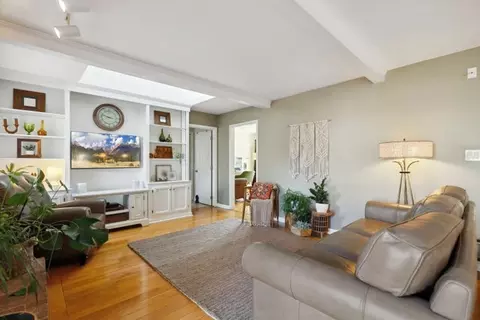 Living - 4208 Oaksbury Ln, Rolling Meadows, IL 60008 photo 2 of 5
