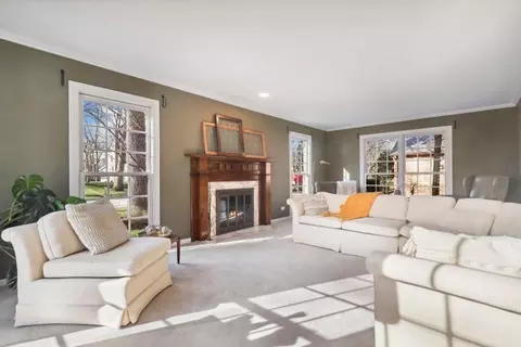 Living - 4208 Oaksbury Ln, Rolling Meadows, IL 60008 photo 3 of 5