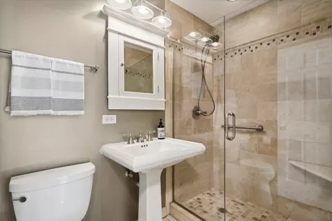 Bath - 4208 Oaksbury Ln, Rolling Meadows, IL 60008 photo 1 of 4