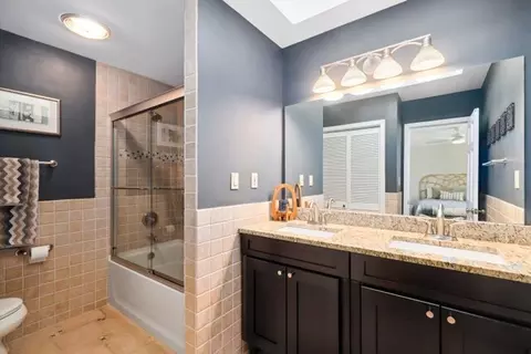 Bath - 4208 Oaksbury Ln, Rolling Meadows, IL 60008 photo 2 of 4
